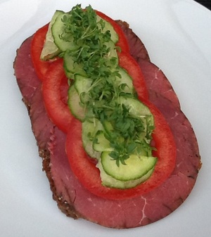 Roastbeef med tomat og agurkesalat