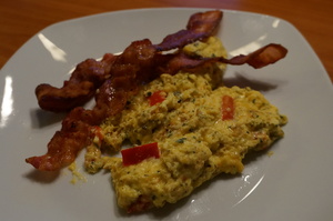 Pikantrøræg med bacon