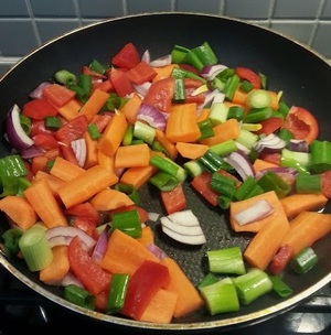 Grøntsager under stegning