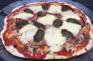 Pizza med skinke og pesto