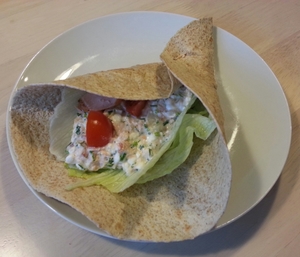Tortilla med varmrøget laks