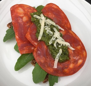 Chorizo med pesto og parmesan