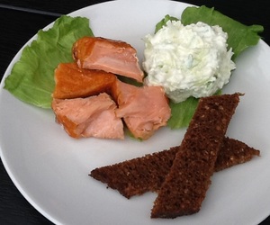 Varmrøget laks med æbletcaziki