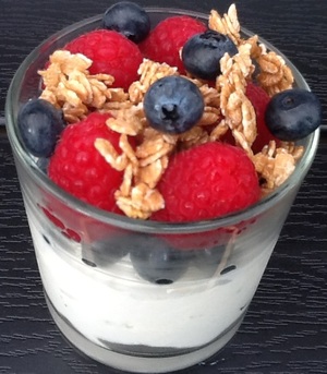 Græsk yoghurt med honningristede speltflager og bær