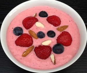 Smoothie bowl med røde bær