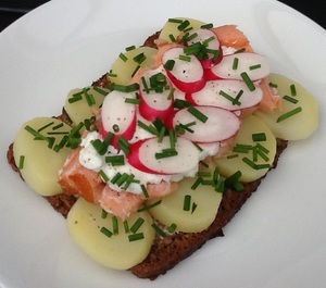 Kartoffelmad med varmrøget laks