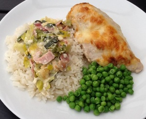 Kyllingfilet på porre-baconbund