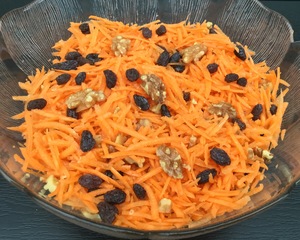 Gulerodssalat med rosiner og valnødder