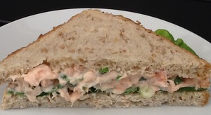 Sandwich med varmrøget laks