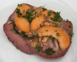 Roastbeef med abrikos og 2 slags løg
