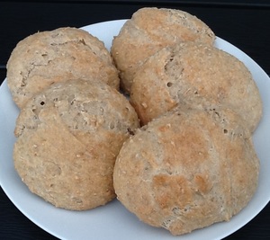 Grahamsboller med honning og sesam