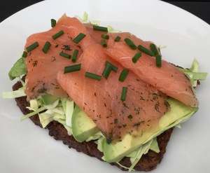 Laksemad med marineret spidskål