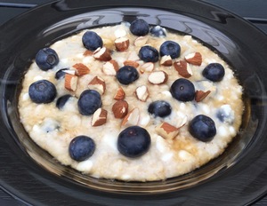 Havregrød med hytteost og blåbær