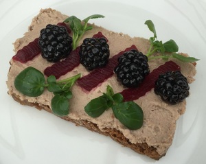 Leverpostejmad med rødbede og brombær