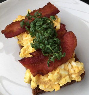 Æggesalat med bacon