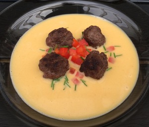 Majssuppe med stegte kødboller