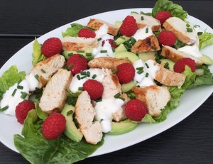 Kyllingesalat med avokado og hindbær