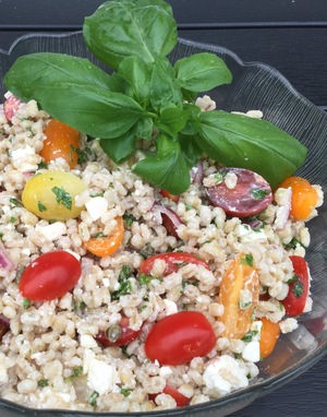 Perlebygsalat med tomater