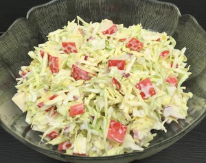 Spidskålssalat med æbler og rødløg