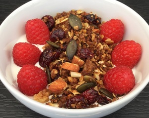 Græsk yoghurt med rugbrødsgranola og hindbær