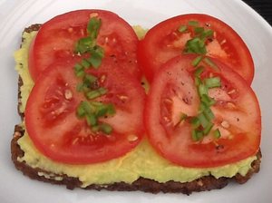 Rugbrød med avocado og tomat