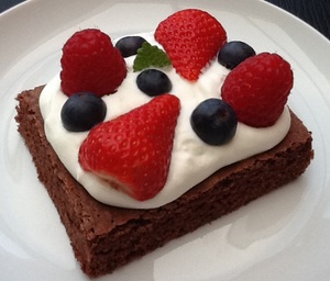 Kakaokage med vanillecreme og bær