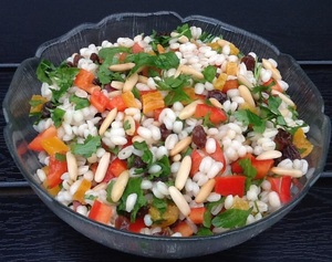 Perlebygsalat med abrikos og pinjekerner