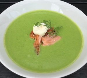 Ærtesuppe med varmrøget laks