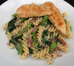 Pasta i hvidløgssovs