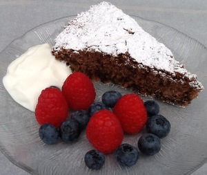 Cafe-kage med bær og creme fraiche