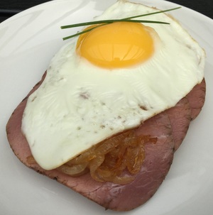 Roastbeef med spejlæg og bløde løg