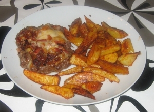 De færdige kartofelbåde med et stykke farsbrød