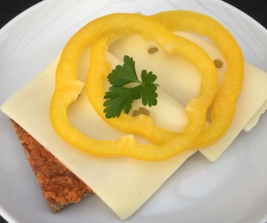 Knækbrød med pesto og ost