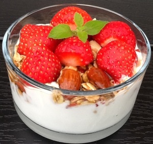 Skyr med mysli og bær