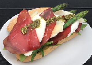 Sandwich med bresaola og asparges
