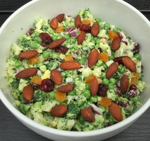 Broccolisalat med abrikos og tranebær